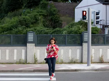 El peligro de los 'peatones zombis' El peligro de los 'peatones zombis'