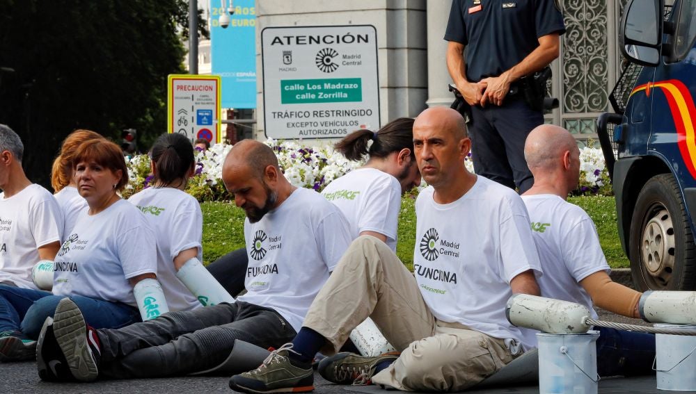 Un grupo de activistas de Greenpeace en Madrid Central