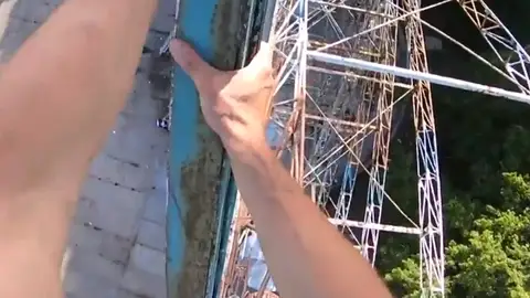 El 'hombre araña' escala una noria sin protección El 'hombre araña' escala una noria sin protección