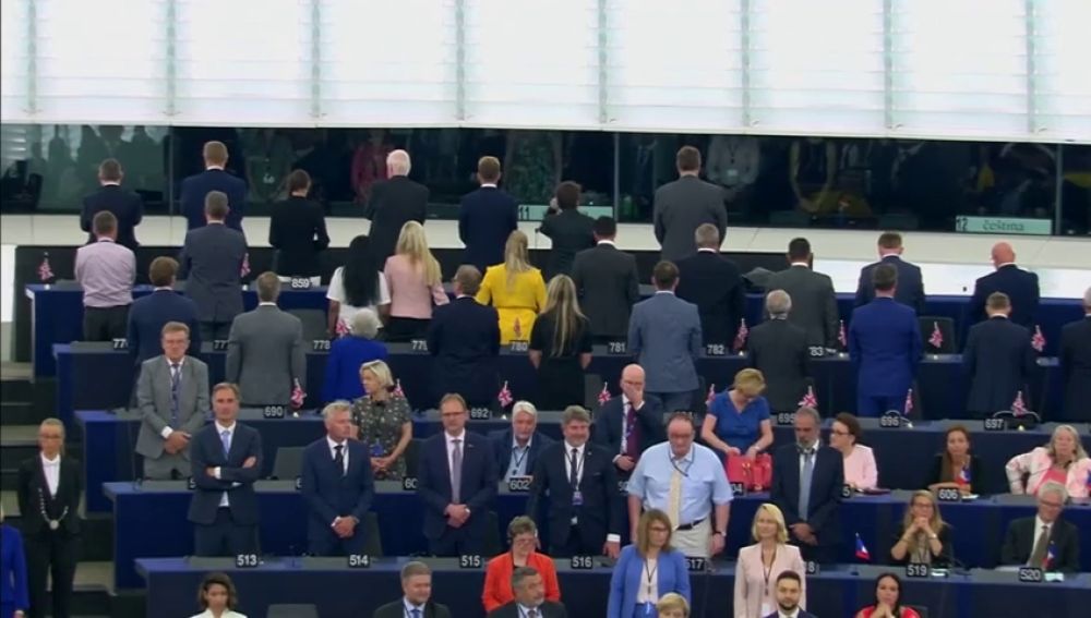 La novena legislatura del Parlamento Europeo comienza con varias protestas