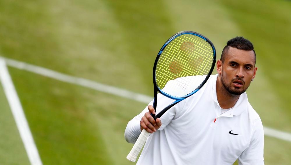 Kyrgios saludando al público tras ganar el partido