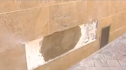 Imagen del boquete que hizo el coche en Salamanca Imagen del boquete que hizo el coche en Salamanca