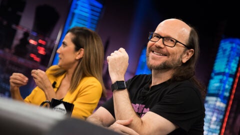 Santiago Segura presume de su taza del club Platino de ‘El Hormiguero 3.0’