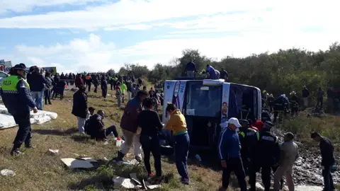 El autobús accidentado este lunes en La Madrid El autobús accidentado este lunes en La Madrid