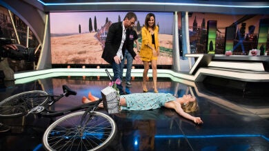 Marta Hazas y su ‘IdeHazas’ de montar en bici en vestido y que no se te vea nada en ‘El Hormiguero 3.0’