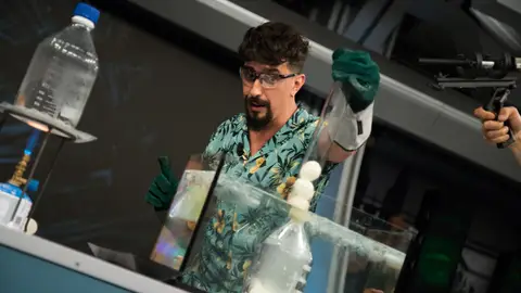 Marron sorprende con su novedosa ‘ametralladora de huevos’ Marron sorprende con su novedosa ‘ametralladora de huevos’