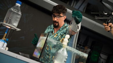 Marron sorprende con su novedosa ‘ametralladora de huevos’ en 'El Hormiguero 3.0'