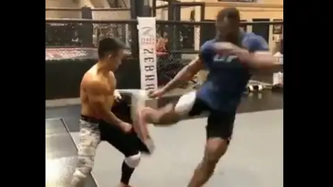 Francis Ngannou en el momento de la patada Francis Ngannou en el momento de la patada