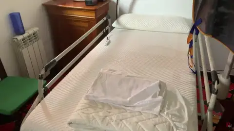 Ángel Hernández, el hombre que ayudó a morir a su esposa, enseña cómo cuidaba a su mujer: "Aquí está la violencia de género" Ángel Hernández, el hombre que ayudó a morir a su esposa, enseña cómo cuidaba a su mujer: "Aquí está la violencia de género"
