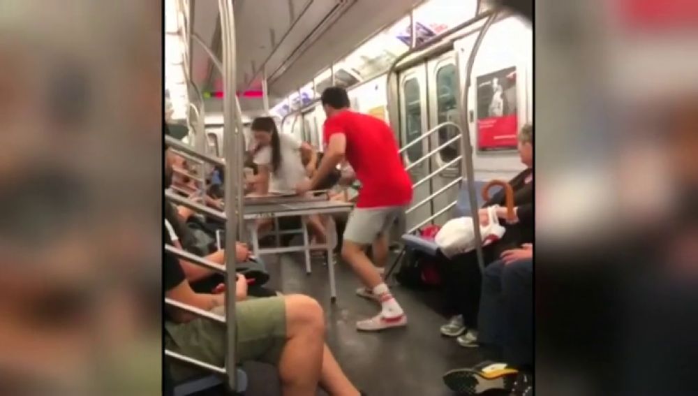  Montan una mesa de ping pong en el metro de Nueva York y se ponen a jugar en pleno trayecto