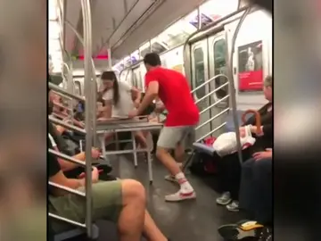 Montan una mesa de ping pong en el metro de Nueva York y se ponen a jugar en pleno trayecto Montan una mesa de ping pong en el metro de Nueva York y se ponen a jugar en pleno trayecto