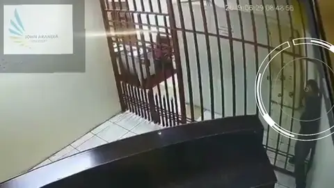 Un preso de Bolivia aprovecha su extrema delgadez para pasar entre los barrotes de su celda y escapar de prisión Un preso de Bolivia aprovecha su extrema delgadez para pasar entre los barrotes de su celda y escapar de prisión
