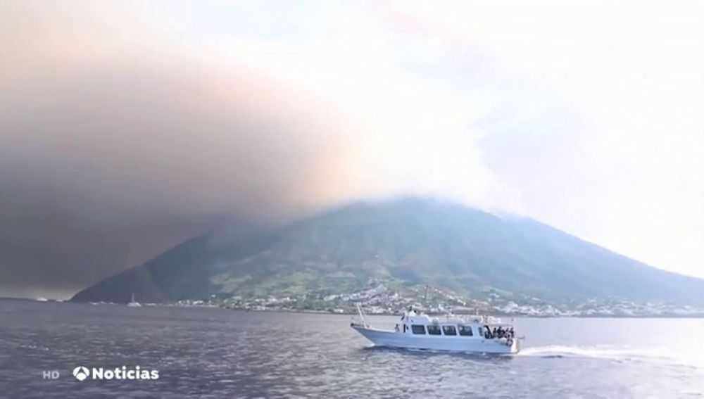 Un muerto y dos heridos tras la erupción del volcán italiano 'Stromboli'