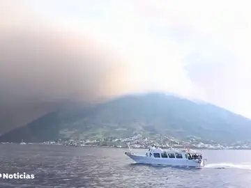 Un muerto y dos heridos tras la erupción del volcán italiano 'Stromboli' Un muerto y dos heridos tras la erupción del volcán italiano 'Stromboli'