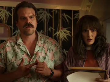 David Harbour y Winona Ryder en 'Stranger Things' David Harbour y Winona Ryder en 'Stranger Things'