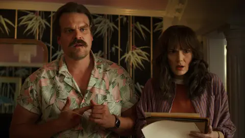 David Harbour y Winona Ryder en 'Stranger Things' David Harbour y Winona Ryder en 'Stranger Things'