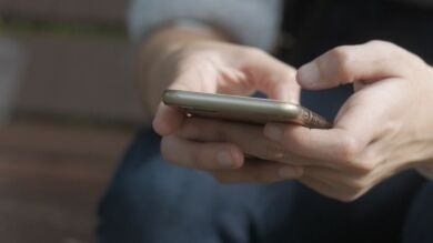 Investigan a un profesor que hablaba a sus alumnos de drogas y sexo a través de Whatsapp