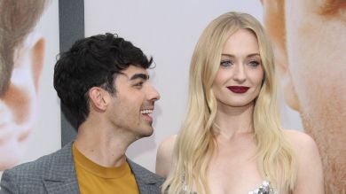 Sophie Turner y Joe Jonas se convierten en John Travolta y Olivia Newton-John en 'Grease' y el resultado es espectacular 