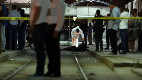 Las autoridades trabajan en el lugar donde un hombre que llevaba un cinturón explosivo murió Las autoridades trabajan en el lugar donde un hombre que llevaba un cinturón explosivo murió
