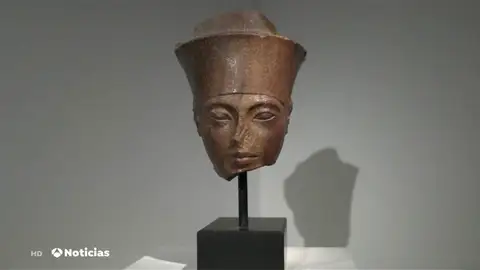 Subastan una escultura de la cabeza de Tutankámon por algo más de 5 millones de euros Subastan una escultura de la cabeza de Tutankámon por algo más de 5 millones de euros