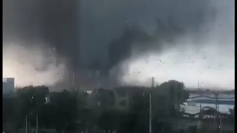 Un devastador tornado arrasa el noroeste de China Un devastador tornado arrasa el noroeste de China