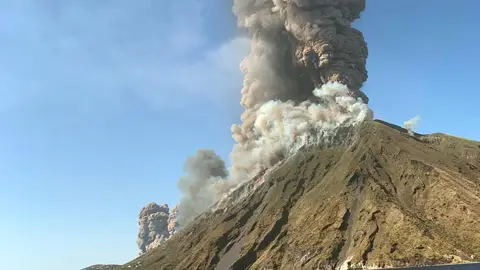 La actividad del volcán de la isla de Strómboli La actividad del volcán de la isla de Strómboli