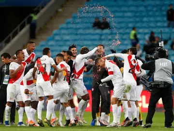 Los jugadores peruanos celebrando el pase a la final Los jugadores peruanos celebrando el pase a la final