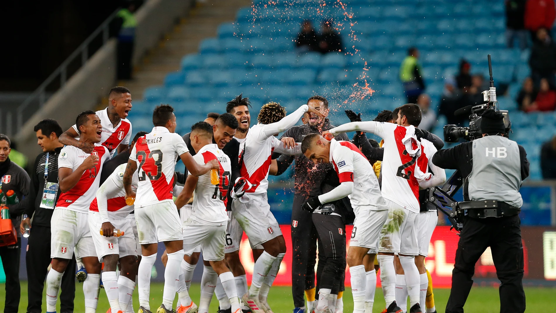 Los jugadores peruanos celebrando el pase a la final Los jugadores peruanos celebrando el pase a la final