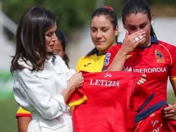 Su Magestad la Reina con la Selección Española de Rugby femenino Su Magestad la Reina con la Selección Española de Rugby femenino