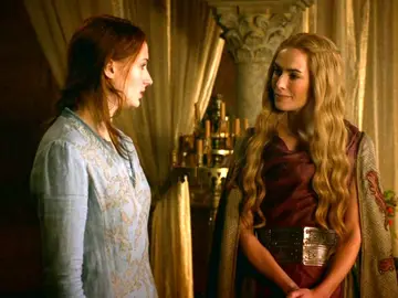 Sophie Turner y Lena Headey como Sansa y Cersei en 'Juego de Tronos' Sophie Turner y Lena Headey como Sansa y Cersei en 'Juego de Tronos'
