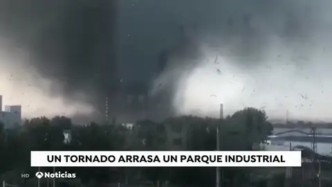 Las imágenes escalofriantes del tornado que ha dejado al menos 6 muertos y 200 heridos en China Las imágenes escalofriantes del tornado que ha dejado al menos 6 muertos y 200 heridos en China