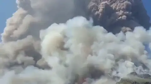 Las impactantes imágenes del volcán 'Stromboli' en plena erupción Las impactantes imágenes del volcán 'Stromboli' en plena erupción