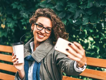 Mujer haciéndose un selfie Mujer haciéndose un selfie