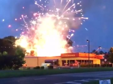 Un incendio en una pirotecnia deja un espectáculo de fuegos artificiales en la celebración del 4 de julio