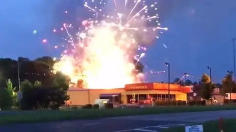 Un incendio en una pirotecnia deja un espectáculo de fuegos artificiales en la celebración del 4 de julio Un incendio en una pirotecnia deja un espectáculo de fuegos artificiales en la celebración del 4 de julio