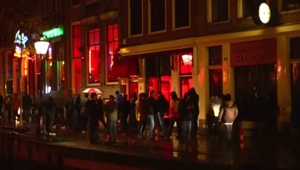La alcaldesa de Amsterdam se plantea cerrar los escaparates del barrio rojo