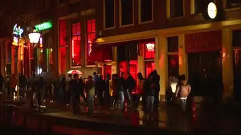La alcaldesa de Amsterdam se plantea cerrar los escaparates del barrio rojo La alcaldesa de Amsterdam se plantea cerrar los escaparates del barrio rojo