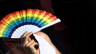 Un hombre con un abanico LGTBI