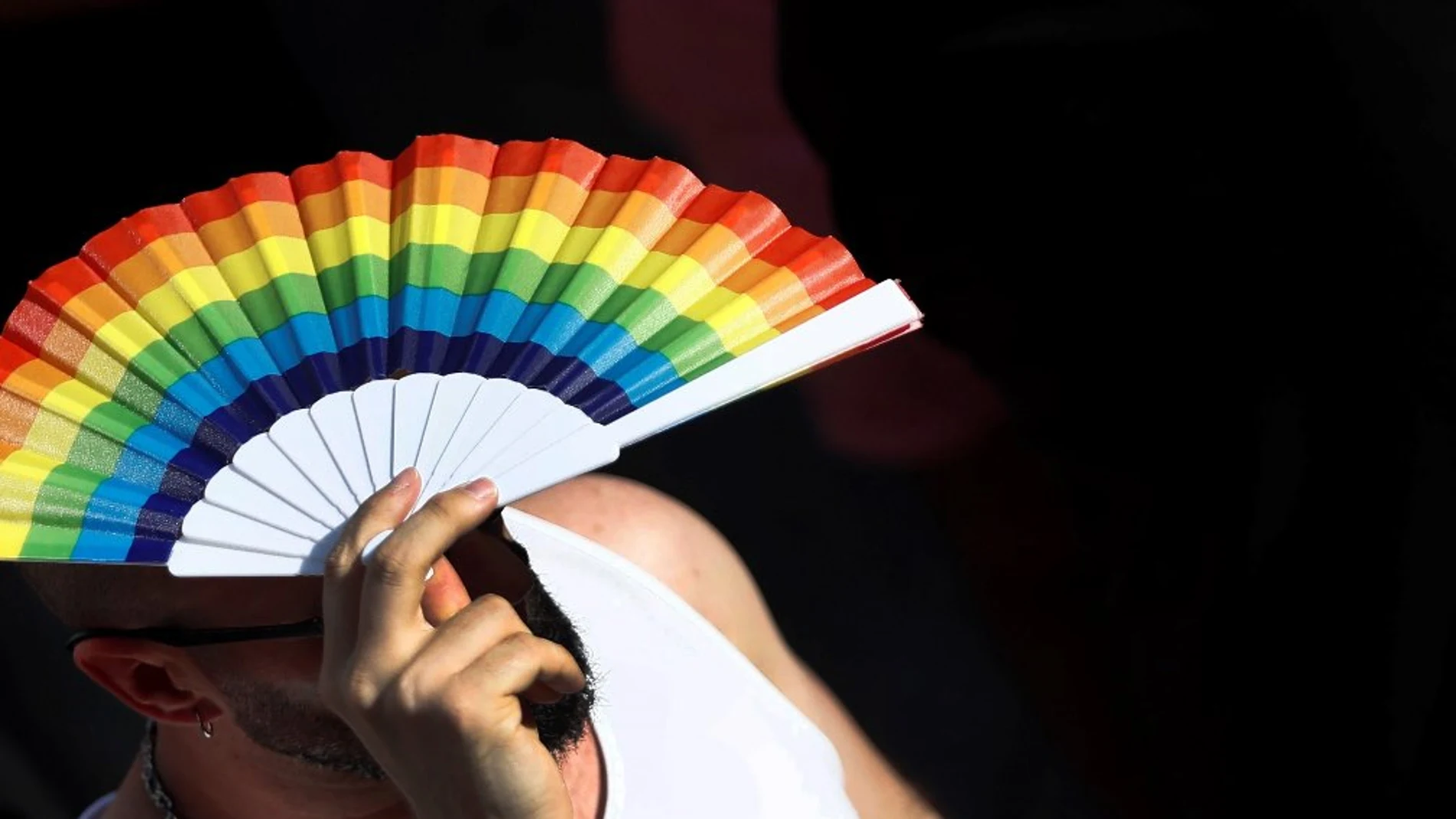 Un hombre con un abanico LGTBI Un hombre con un abanico LGTBI
