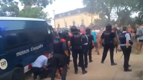 Enfrentamientos en El Masnou ANTE UN CENTRO DE MENAS