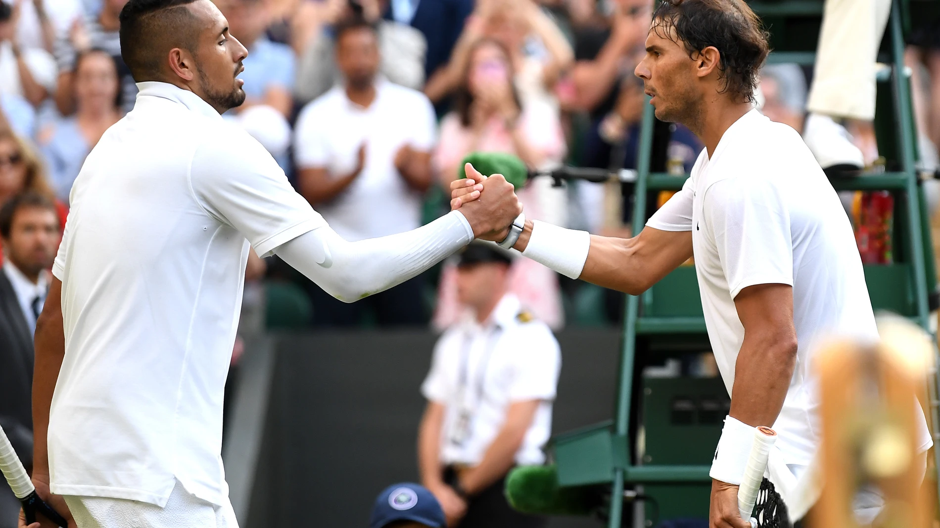 Kyrgios y Nadal se saludan después del partido de Wimbledon Kyrgios y Nadal se saludan después del partido de Wimbledon