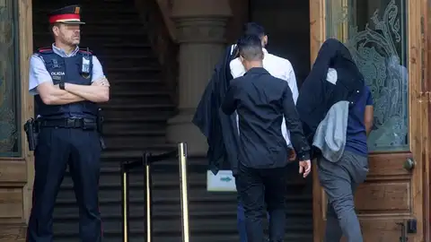 Tres de los acusados de la violación múltiple de una menor en Manresa Tres de los siete acusados de la violación múltiple de una menor en Manresa