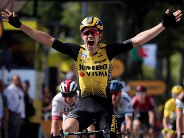 Van Aert celebra el triunfo de etapa