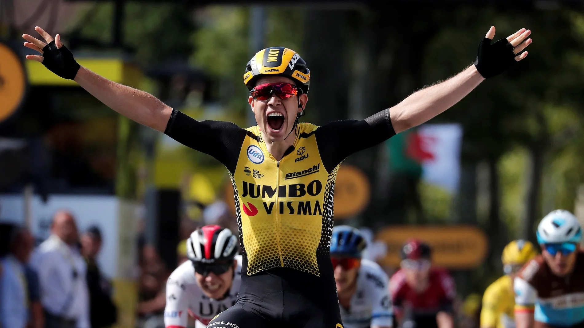 Van Aert celebra el triunfo de etapa Van Aert celebra el triunfo de etapa