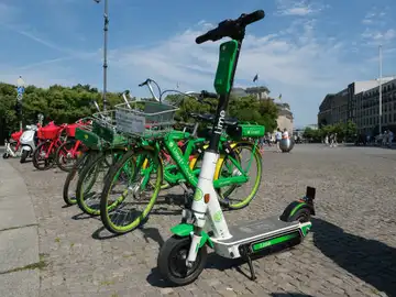 Imagen de archivo de bicicletas y patinetes eléctricos en la calle. Imagen de archivo de bicicletas y patinetes eléctricos en la calle.