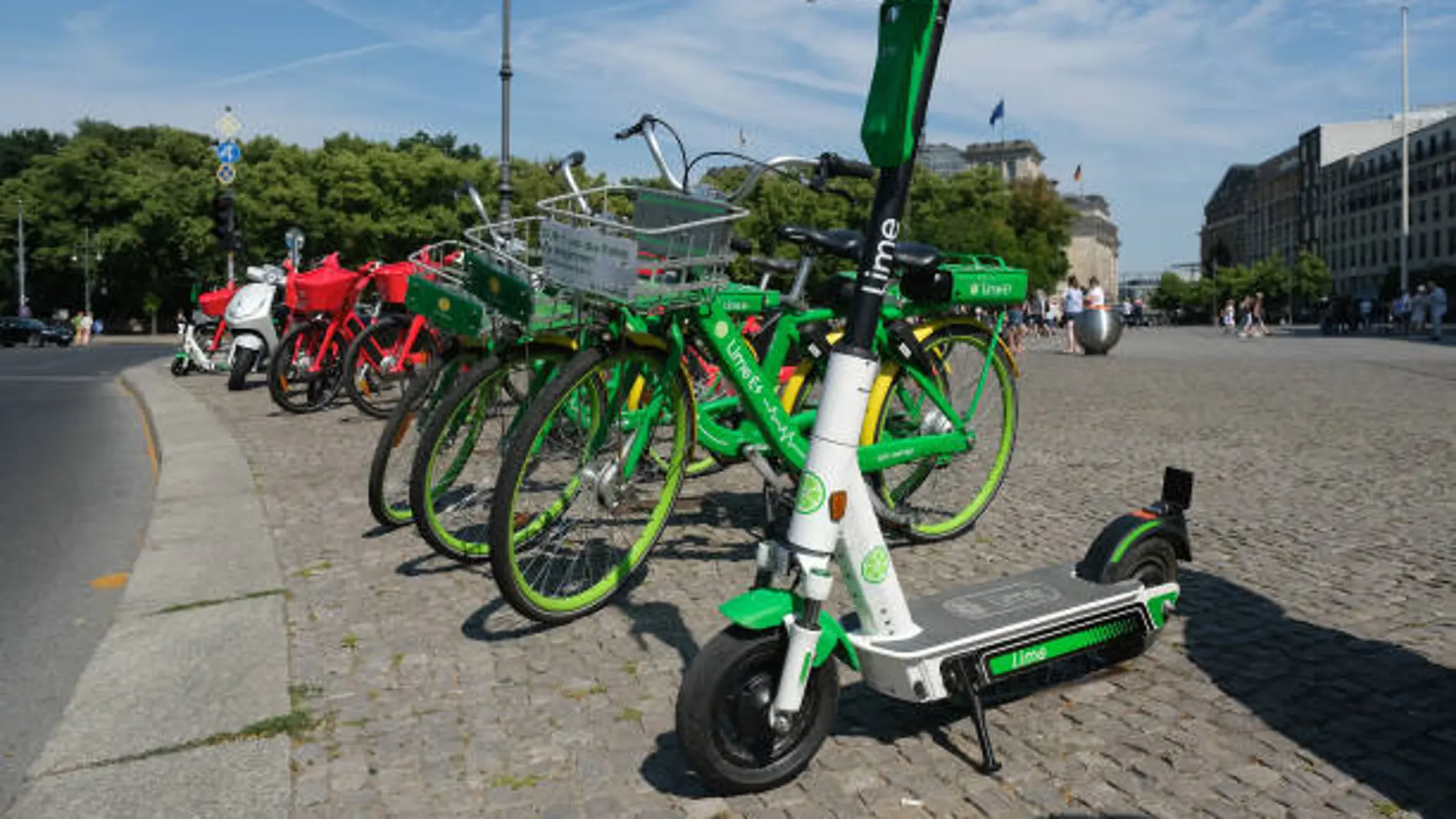 Imagen de archivo de bicicletas y patinetes eléctricos en la calle. Imagen de archivo de bicicletas y patinetes eléctricos en la calle.