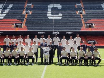 El Rey visita al Valencia en Mestalla y recibe una camiseta conmemorativa del centenario del club