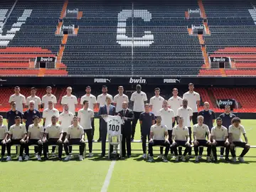 El Rey visita al Valencia en Mestalla y recibe una camiseta conmemorativa del centenario del club El Rey visita al Valencia en Mestalla y recibe una camiseta conmemorativa del centenario del club