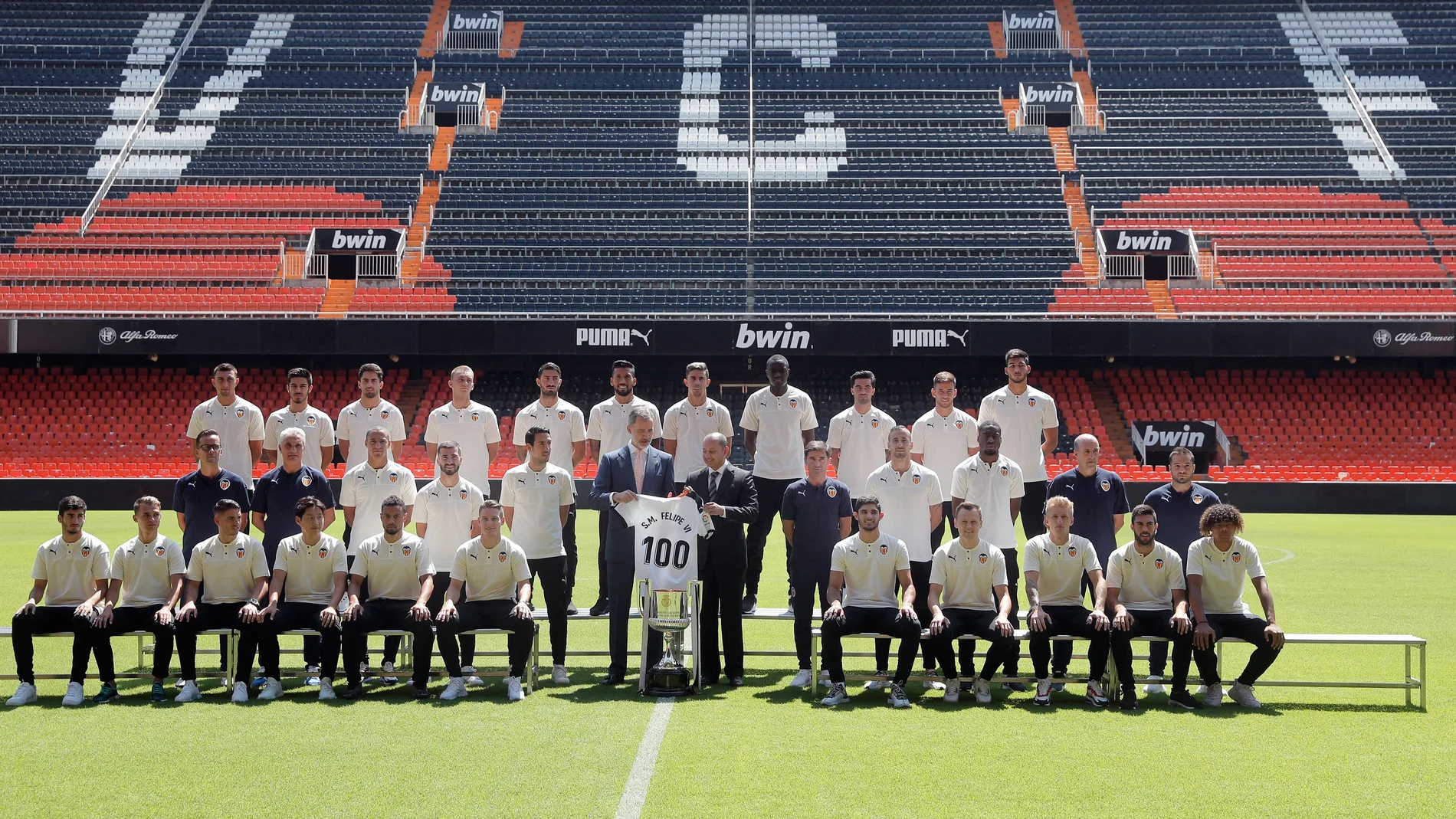 El Rey visita al Valencia en Mestalla y recibe una camiseta conmemorativa del centenario del club El Rey visita al Valencia en Mestalla y recibe una camiseta conmemorativa del centenario del club