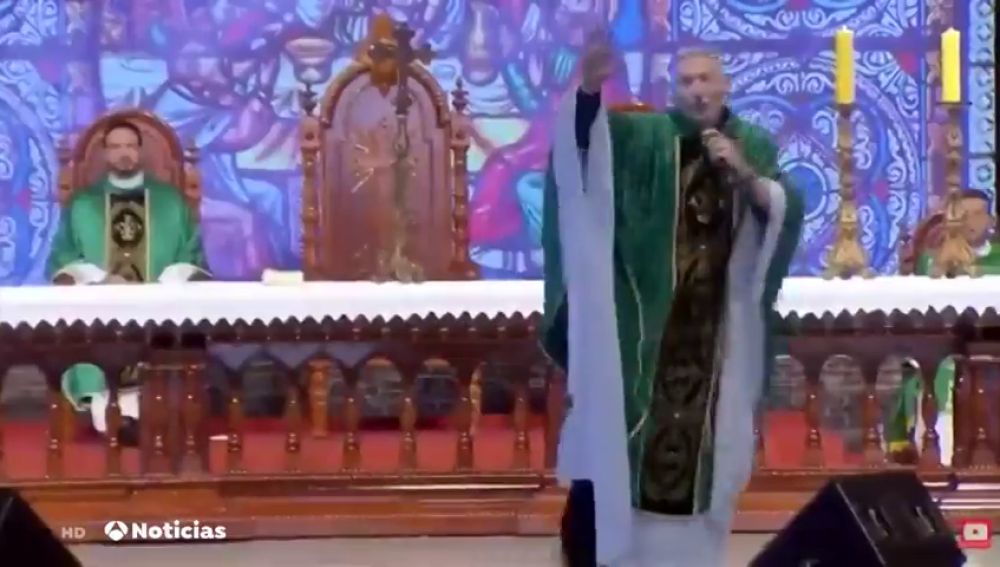 Una mujer empuja al suelo a un sacerdote en plena ceremonia